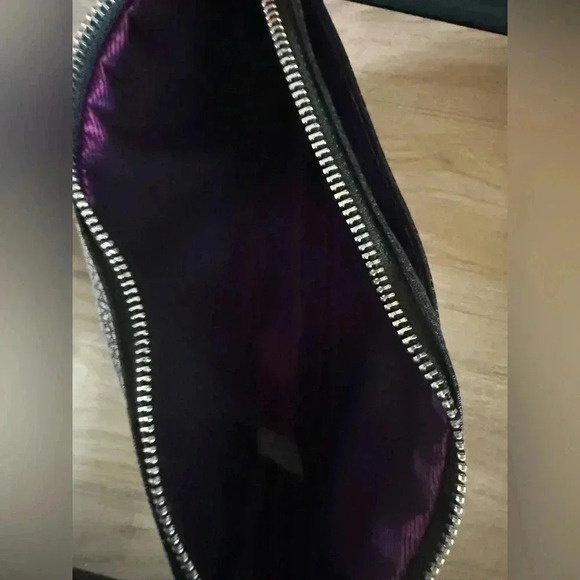 NEW in BAG • Younique pebbled faux Leather embossed Makeup Bag w/ purple lining - Picture 4 of 6